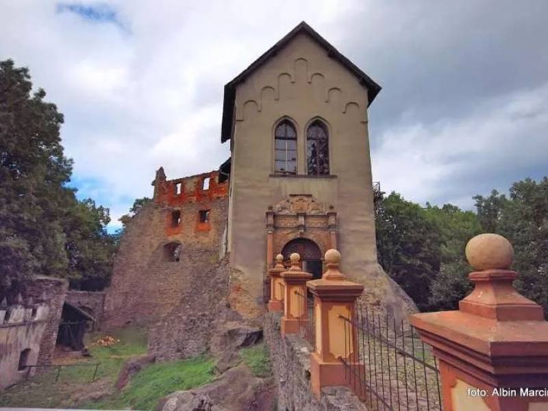 Zamek Grodno z XIV w. w Zagórzu Śląskim